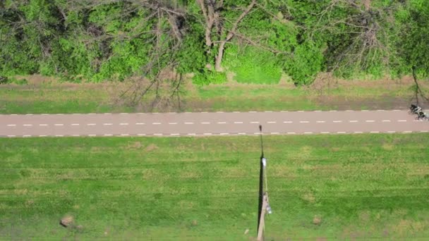 Cykling på en cykel asfaltspår - antenn skott — Stockvideo