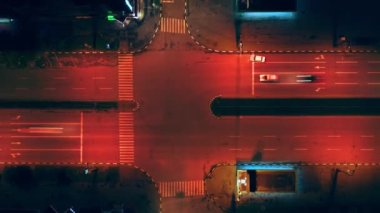 Gece şehrinin kesişiminde trafik zamanı: Drone Dynamic zoom çekimi