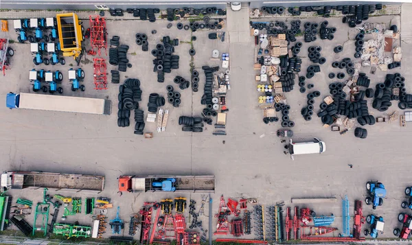 Lots of tires, spare parts, cultivators, planters and other agricultural machinery in the warehouse - overhead shot — Stock Photo, Image