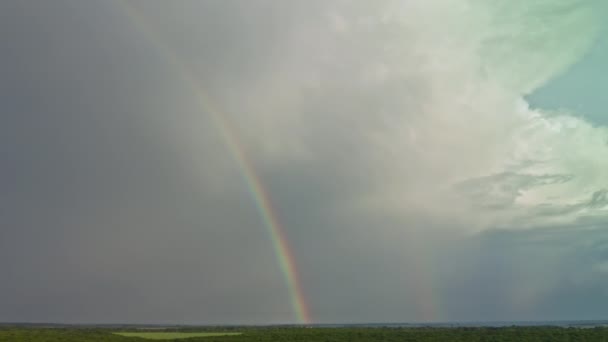 暴风雨中的云彩中的彩虹- -全景宽射门 — 图库视频影像