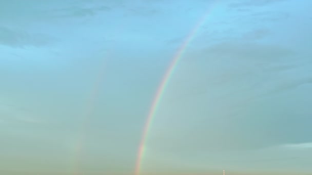 Regnbåge i den blå himlen - en bakgrund för dagen av tolerans och jämlikhet i hbt — Stockvideo