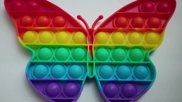 Anti-Stress-Silikon-Spielzeug Pop it: Erleichterung haptische Unterhaltung in Form eines Schmetterlings — Stockvideo
