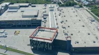 Güçlendirilmiş betondan yapılmış bir alışveriş ve eğlence merkezi inşa ediliyor-.