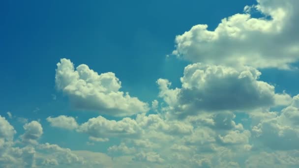 Timelapse: Białe chmury na niebieskim niebie - chmura cumulus w jasny słoneczny dzień — Wideo stockowe