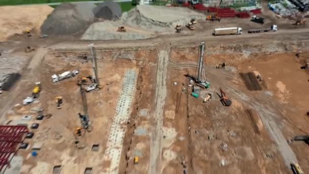 Timelapse du chantier avec pelles, tracteurs et camions. — Video