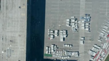 Güçlendirilmiş beton inşaatın yakınındaki paletlerin üzerindeki paketlerde inşaat malzemeleri