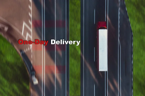 Vit lastbil med röd Cab på vägen - antenn overhead view. Vägtransport Koncept. — Stockfoto