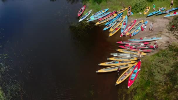 Kajakanleger für Touristen: Touristenlager, Bootsanlegestelle auf dem Fluss während einer Touristenfahrt — Stockvideo