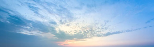 Magníficas nuvens lilás e azuis ao pôr-do-sol. Papel de parede panorâmico para a previsão do tempo. — Fotografia de Stock