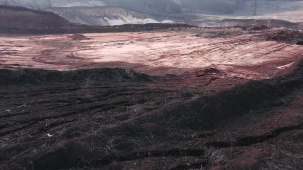 La superficie roja de la cantera de arcilla, similar a la superficie de Marte, suelo inusual — Vídeos de Stock