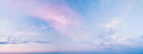 Panorama modrorůžové zapadající oblohy - jemná obloha na obzoru — Stock fotografie