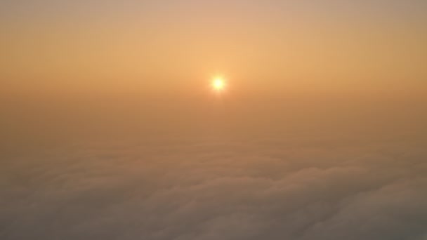 Güneş, bulutların ve sislerin üzerindeki altın sislerin üzerinde yükseliyor. — Stok video