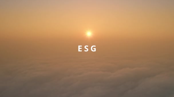 Sol sobre nubes humeantes: concepto ESG para desafíos ambientales, sociales y de gestión — Vídeos de Stock
