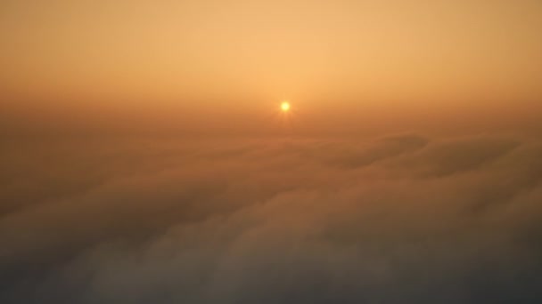 Sol durante o nascer do sol sobre nuvens fumegantes: conceito ambiental para mitigação das alterações climáticas — Vídeo de Stock