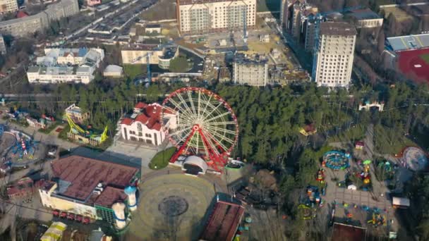 Parc d'attractions avec roue diables à Kharkiv au printemps - prise de vue aérienne. Aire de loisirs dans la ville. — Video