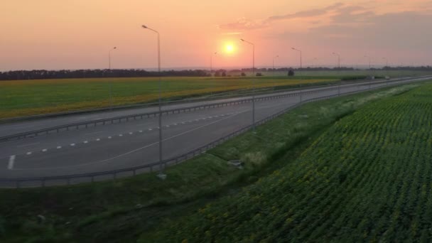 Karavanı olan beyaz bir kamyon akşam üstü otoyolda hareket ediyor. — Stok video