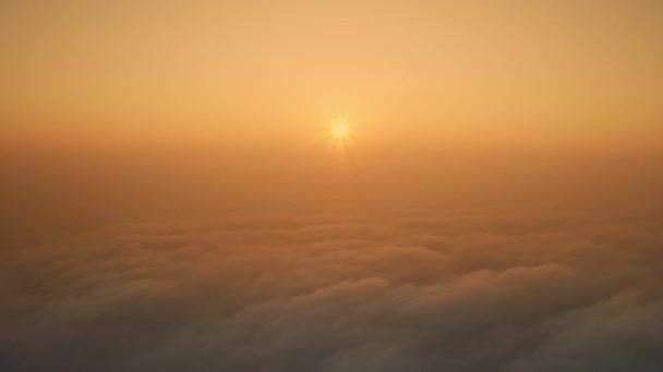 黄色い太陽が輝きます。素晴らしい空と太陽の素晴らしい風景。鮮やかな色. — ストック動画