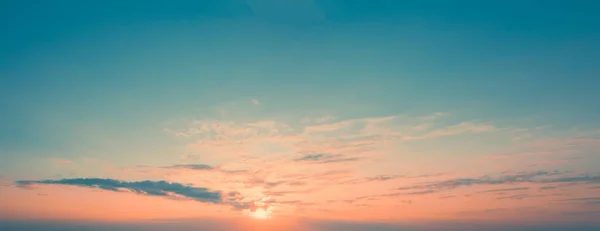 Amplo panorama do céu da alvorada. Sol brilhante com pequenas nuvens no céu. — Fotografia de Stock