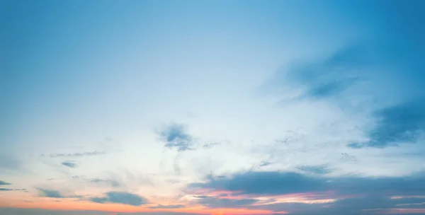 Sonnenuntergang blauer Himmel mit glitzernden Wolken — Stockfoto