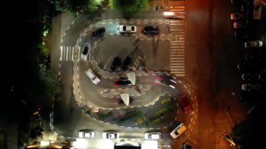 Gece vakti hızlı servis restoranının araba kuyruğunda trafik vardı.