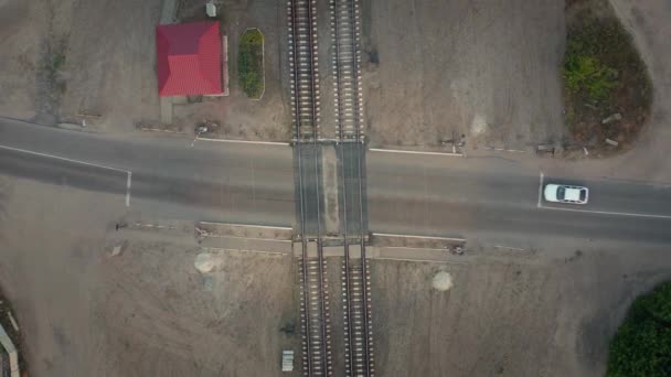 Coches se mueven cruce ferroviario, plano de vista aérea — Vídeo de stock
