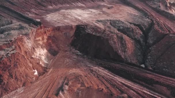 La textura de la arcilla roja en la cantera - deslizamiento de tierra de arcilla con grietas de la erosión — Vídeo de stock