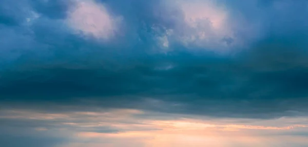 Panorama bouřlivé oblohy před západem slunce — Stock fotografie
