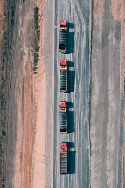 Konwój samochodów ciężarowych jazdy po asfaltowej drodze, widok z góry — Zdjęcie stockowe