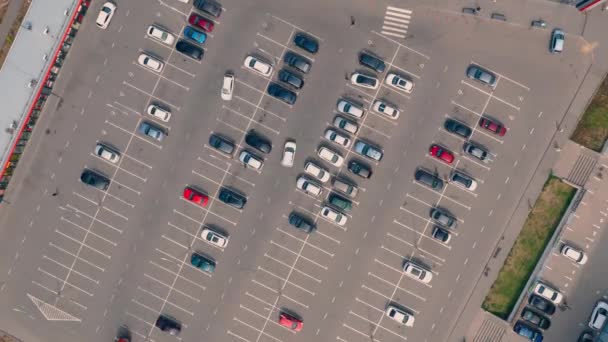 Tráfego de carros de lapso de tempo no grande estacionamento perto do supermercado — Vídeo de Stock