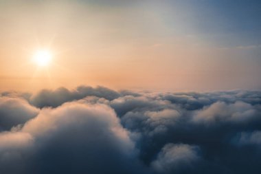 Sis soğuk zeminin üzerinde asılı. Hava sıcaklığı tersine dönüyor.