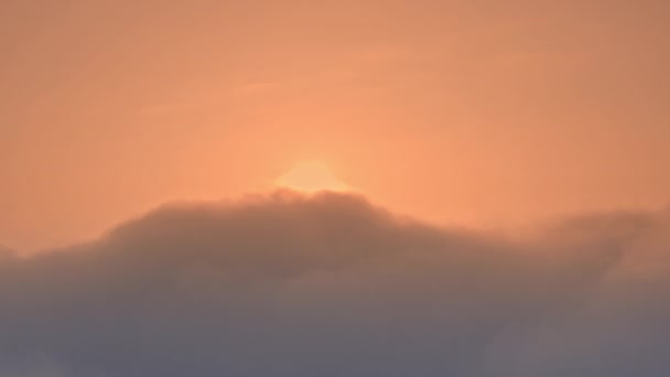 Le soleil se lève derrière les nuages à l'aube — Video