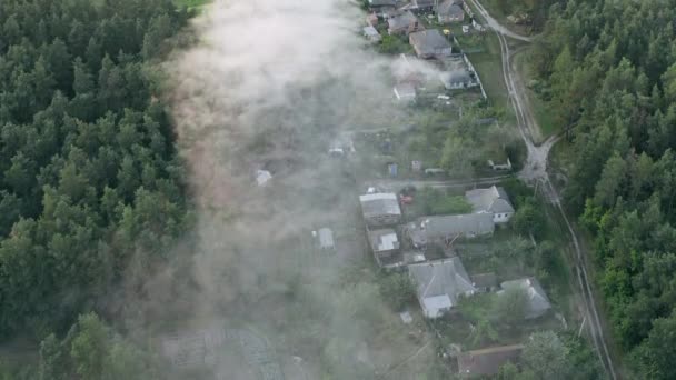 Καπνός πάνω από αγροτικά κτίρια κατοικίας, ατμοσφαιρική ρύπανση — Αρχείο Βίντεο