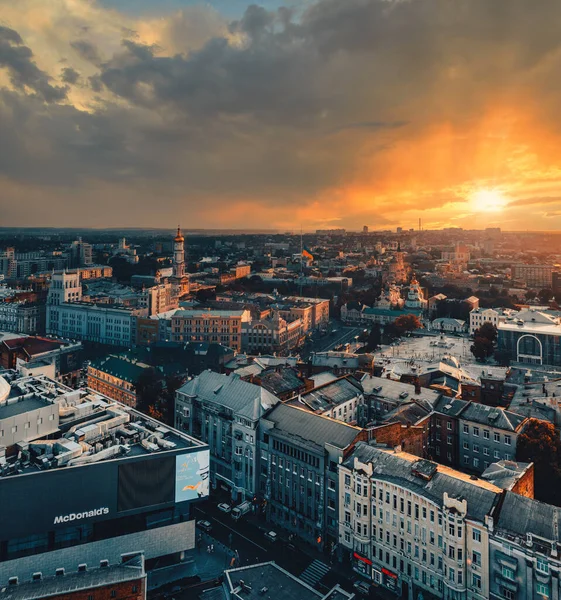 Kharkiv 'in Çatı Üzerindeki Günbatımı Manzarası: 28 Ağustos 2021 - Kharkiv, Ukrayna — Stok fotoğraf