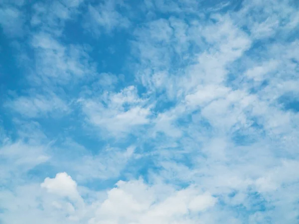 Texture du ciel bleu avec des nuages blancs — Photo