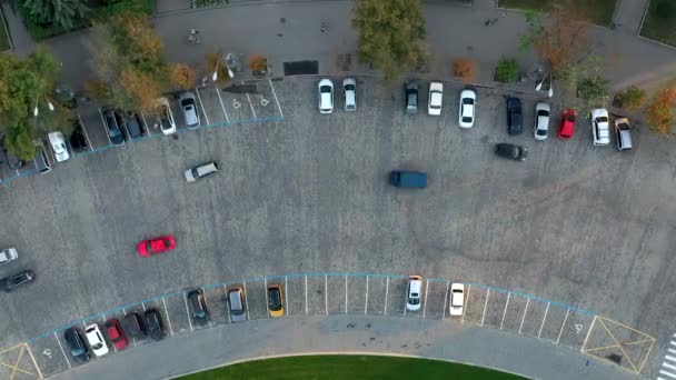 Parken im Zeitraffer auf dem Platz der Pflastersteine — Stockvideo