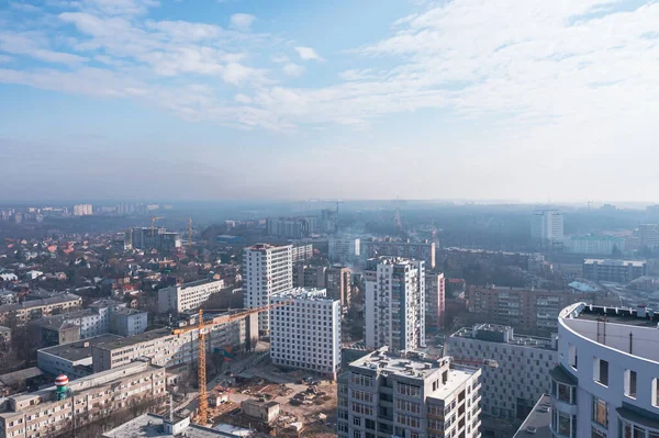 Şehrin mavi sabah gökyüzüne karşı manzarası — Stok fotoğraf