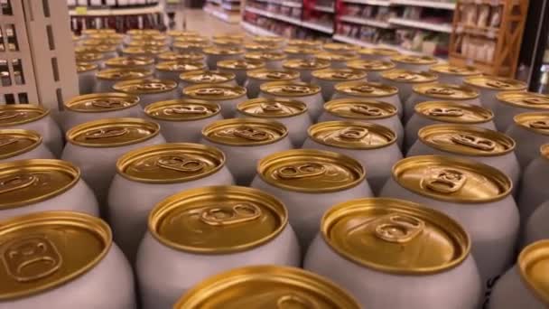 Plechovky od piva na polici v supermarketu — Stock video