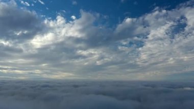 Mavi gökyüzündeki çift katmanlı bulutların zamanlaması