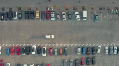 Sokakta park yerleri ve hava manzarası arasında trafik vardı.