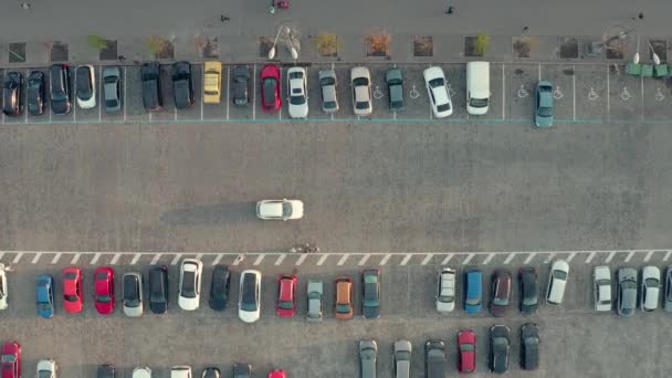 Verkeer tussen parkeerplaatsen aan de straat, bovenaanzicht vanuit de lucht — Stockvideo