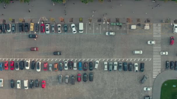 Calle rodaje cinematográfico en la ciudad con estacionamiento y tráfico, tiro aéreo con dron — Vídeos de Stock