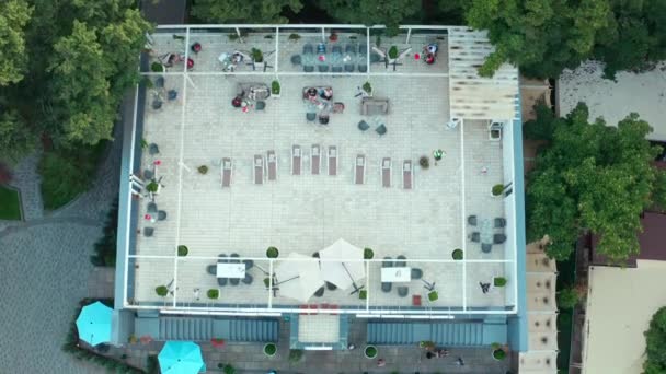 Nyitott nyári terasz az étterem Angyalok viselnek tornacipő, légi drón kilátás — Stock videók