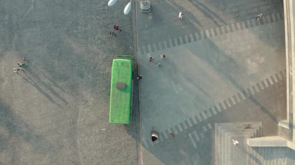 Ligne de passagers monter dans le bus, vue sur le dessus drone shot. — Video