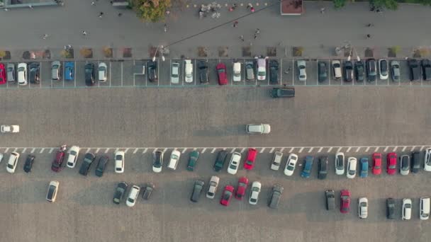 Dopravní záběr v prostoru mezi dvěma parkovišti, výstřel z bezpilotního letounu — Stock video
