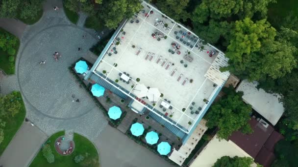 夏の公園、空中ドローンビューの訪問者とレストランの屋外テラス — ストック動画