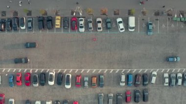 Sokakta park yerleri ve hava manzarası arasında trafik vardı.