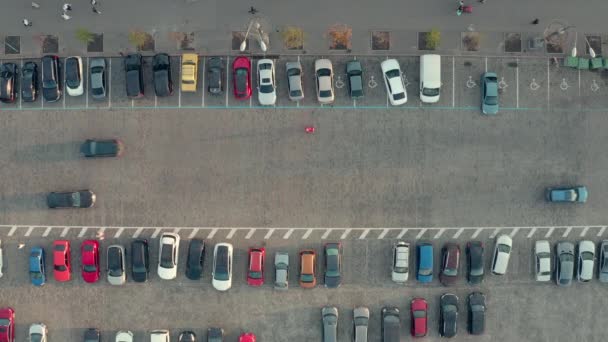 Verkeer tussen parkeerplaatsen aan de straat, bovenaanzicht vanuit de lucht — Stockvideo