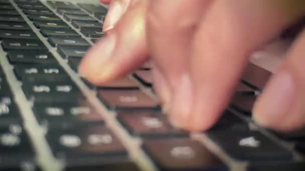Uma mulher digita texto no teclado com os dedos, close-up — Vídeo de Stock