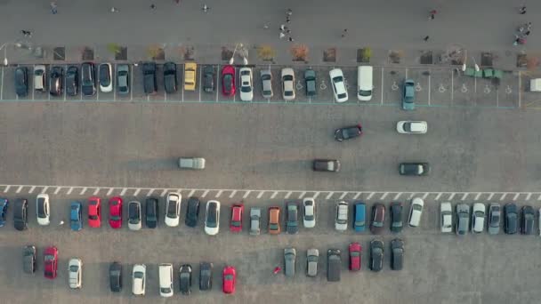 Vägtrafik mellan parkeringsplatser på gatan, antenn ovanifrån — Stockvideo