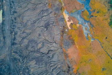 Çevresel koruma ve biyolojik çeşitlilik gözlemi için kullanılan tarım arazisi üzerinde insansız hava aracı araştırması - havadan lav ve bataklık kontrastı, örülmüş gri lav 